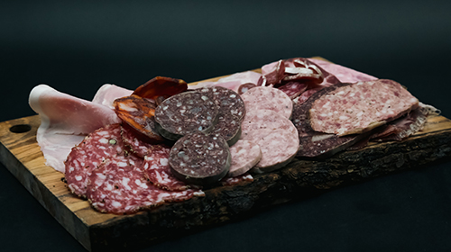 Tapas, assortiment de charcuterie Catalane et fromages locaux.